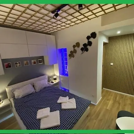 Apartment Z Wanna Kiss